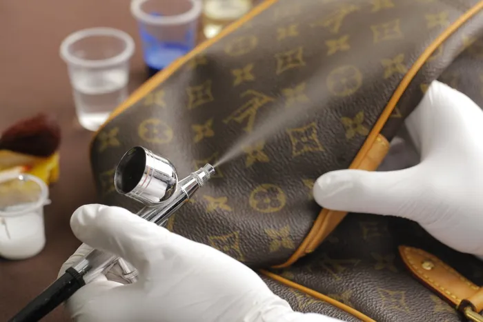 个人，喷涂，棕色，路易，威登，花押字，皮革，包