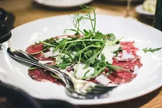 带火箭叶的Bresaola carpaccio
