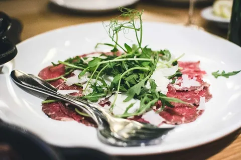 带火箭叶的Bresaola carpaccio 带火箭叶的Bresaola carpaccio