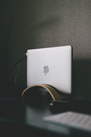 灰色织物上的苹果MacBook