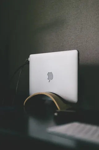 灰色织物上的苹果MacBook