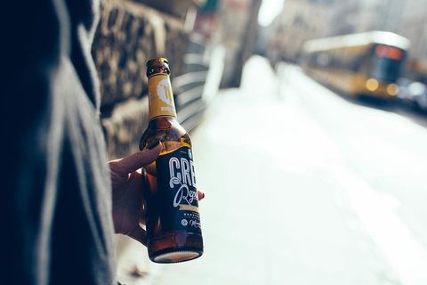 在街上喝手工啤酒