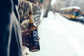 在街上喝手工啤酒