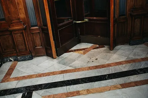 西班牙巴塞罗那美丽的木门