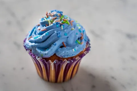 蓝色填充纸杯蛋糕，纸杯蛋糕，甜点，糕点，松饼，糖霜，洒点，糖