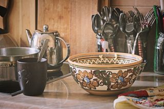 圆形棕白色陶瓷碗