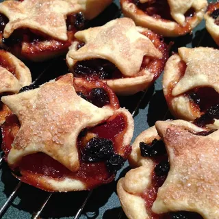 特写摄影中的果酱和葡萄干面包