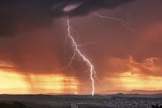 房屋附近的闪电、闪光、红色、自然、颜色、光、天空、雷雨