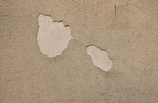 开裂的混凝土表面、地毯、脚印、自然、沙子、室外、污渍、焦油