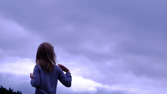 女孩面对天空,人,灰色,衬衫,开始,多云,天空,蓝色 女孩面对天空,人,灰色,衬衫,开始,多云,天空,蓝色