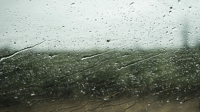汽车挡风玻璃上的雨滴