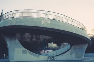 自行车、自行车、道路、栏杆、灯柱、路灯、混凝土、建筑结构