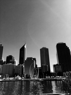 平静水体上的灰色高层建筑