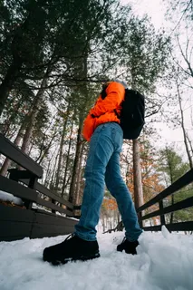 站在围栏附近的人