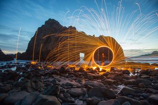 站在海边钢丝绒摄影上的人