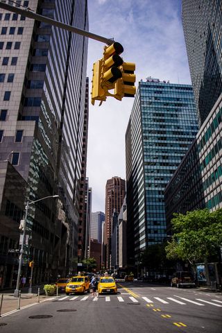 交通灯，灯，人，人，车辆，汽车，交通工具，汽车