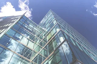 英国伦敦市中心玻璃建筑的广角镜头。用佳能6D单反相机拍摄的图像