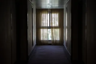 走廊通向被棕色窗帘覆盖的窗户