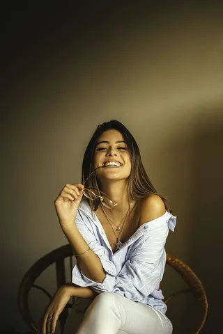 女性咬眼镜的选择性聚焦摄影