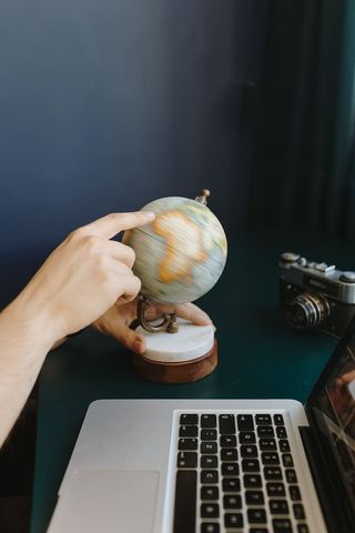 男性手指在地球仪上显示世界的一部分