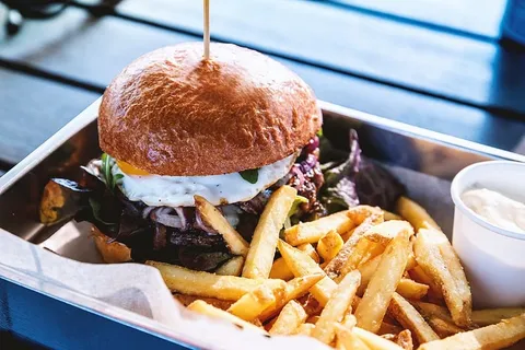 美味的新鲜自制汉堡配薯条 美味的新鲜自制汉堡配薯条