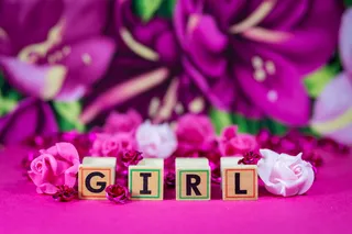 桌上的女孩字母方块