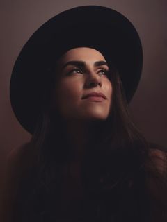 戴着黑帽子抬头看的女人