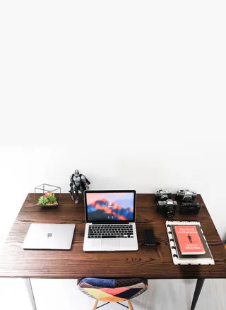 macbook、pro、turned、棕色、木制、桌子、笔记本电脑、苹果