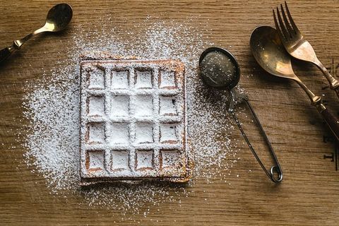 早餐华夫饼配新鲜覆盆子和糖粉