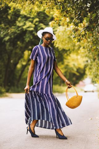 拿着黄色手提包的女人