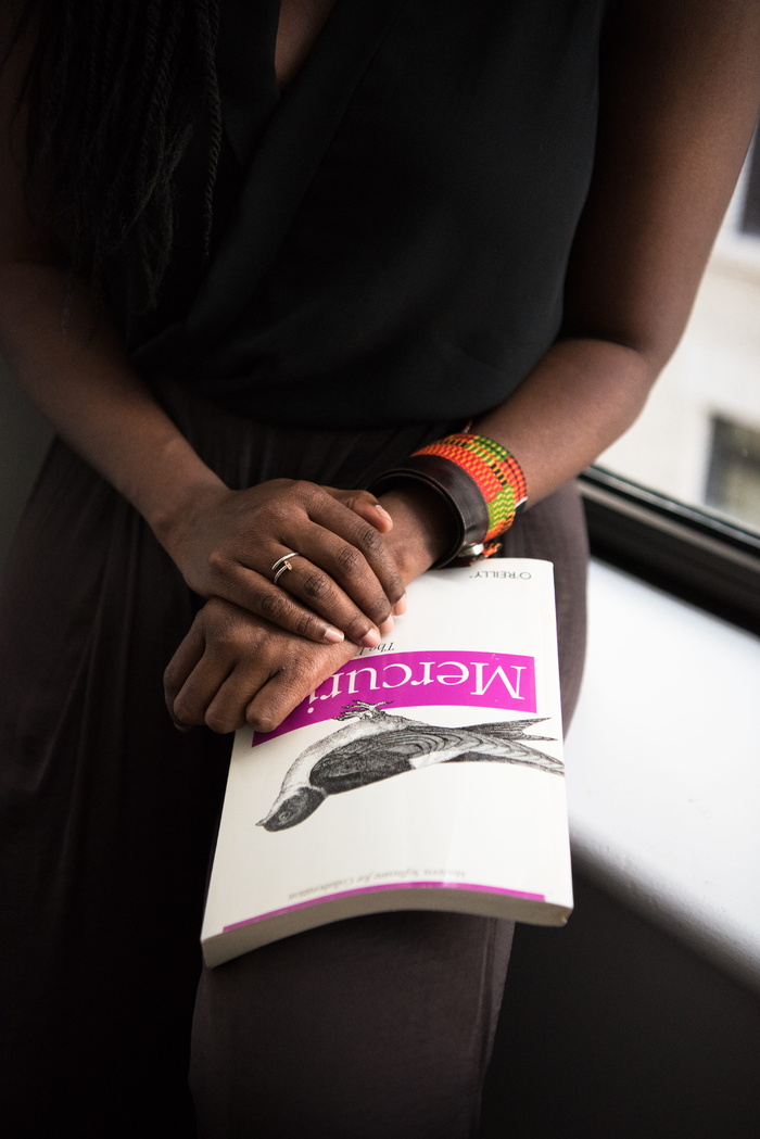 放在女士膝盖上的教科书