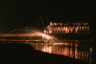 水体旁边的房子