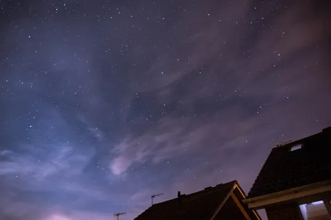 蓝色星空下的灰色屋顶 蓝色星空下的灰色屋顶