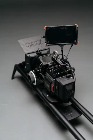 安装在导轨上摄像机上的黑色平板显示器