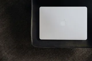 在家中或工作室安装MacBook电脑的时尚工作区