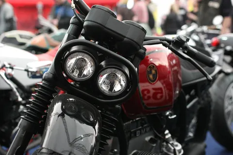 摩托车、泛光灯、聚光灯、灯光、摩托车、沙龙、表演、交通方式 摩托车、泛光灯、聚光灯、灯光、摩托车、沙龙、表演、交通方式