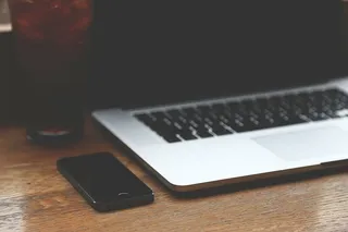 关闭iphone，旁边，macbook，table，pro，space，gray，iphone