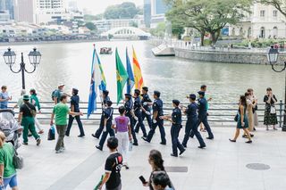 人们在水体旁行走