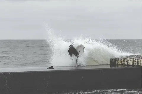 身体，水，飞溅，人，抱着，冲浪板，灰度，摄影