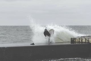 身体，水，飞溅，人，抱着，冲浪板，灰度，摄影