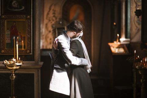 站在房间里的男人和女人