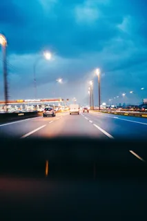 三辆汽车在路上行驶 三辆汽车在路上行驶