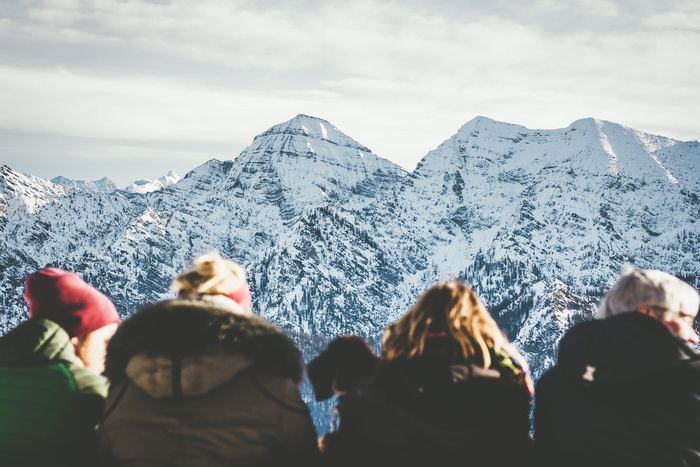 四个人白天看雪山