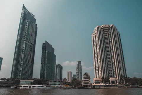 河边建筑物的照片 河边建筑物的照片