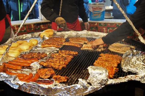 烤肉、热烤肉、香肠、圣诞节、市场、摊位、烤肉串、食品 烤肉、热烤肉、香肠、圣诞节、市场、摊位、烤肉串、食品