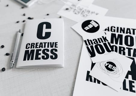 黑白字体句子的俯视图