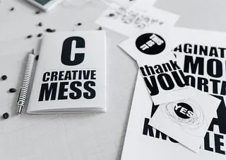 黑白字体句子的俯视图