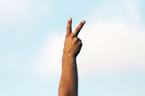 手，手指，和平，云，天空，蓝色，白色，棕色