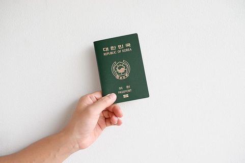 个人，持有，韩国护照，旅行，护照，韩国护照，手，人手