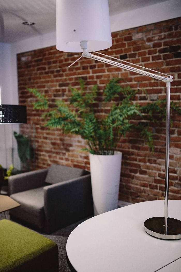 现代办公室内，老式砖墙